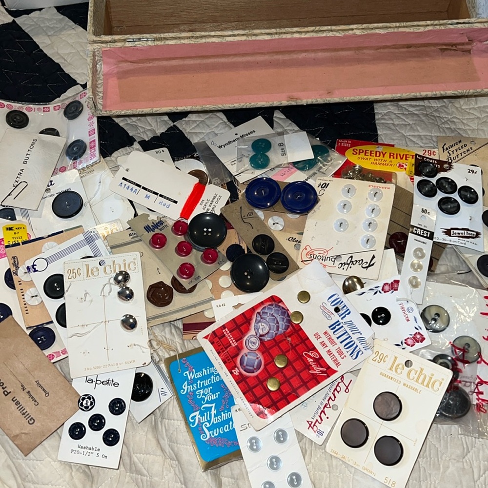 Mixed lot vintage carded buttons